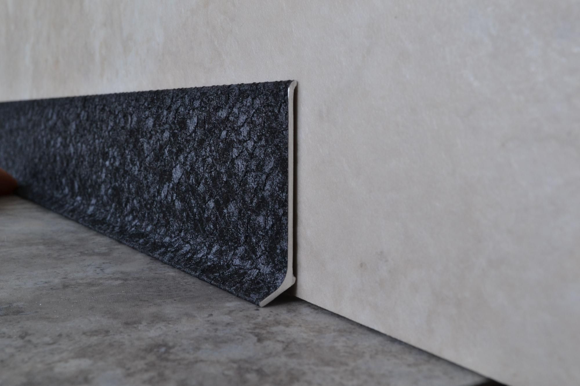 Плинтус алюминиевый L-образный текстура кожи черная (2500*11*60 мм) — купить в Ставрополе